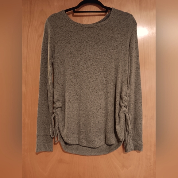 SO Tops - (🌻2/$9) Long sleeve shirt with braided sides